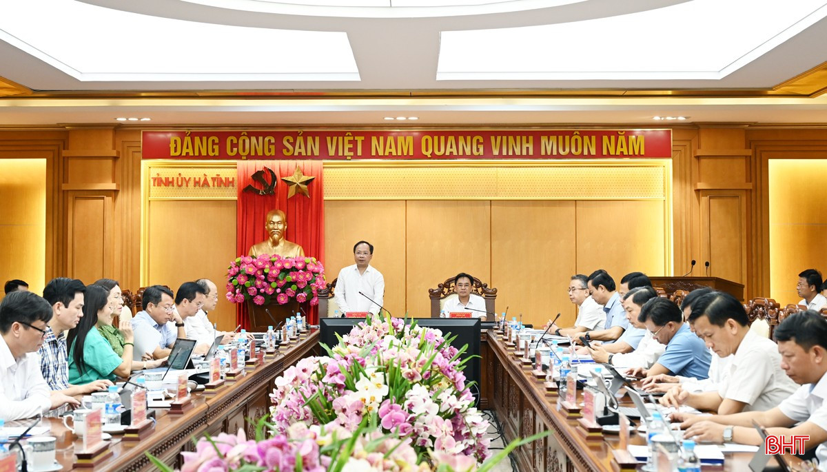Bí thư Tỉnh ủy Nguyễn Duy Lâm và Phó Bí thư Thường trực Tỉnh ủy Trần Thế Dũng chủ trì hội nghị. bqbht_br_dsc-0963.jpg