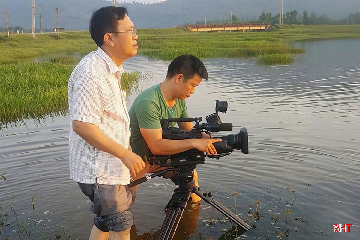 Nhà báo Phan Trung Thành và đồng nghiệp trong một chuyến tác nghiệp tại cơ sở. bqbht_br_image-1.jpg