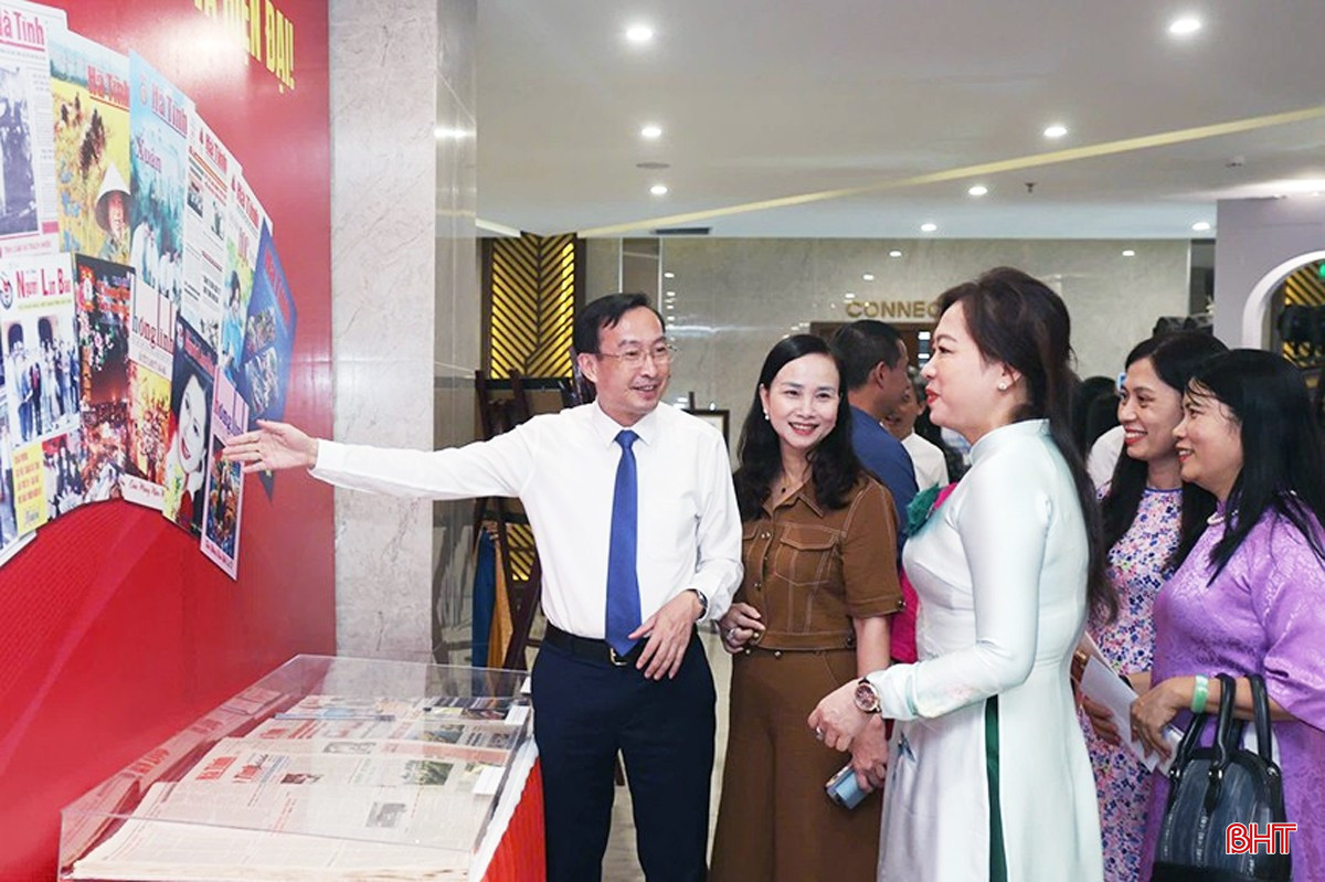 Tổng Biên tập Báo Hà Tĩnh Nghiêm Sỹ Đống và lãnh đạo Ban Biên tập cùng các đại biểu tham quan không gian trưng bày ấn phẩm báo chí Hà Tĩnh qua các thời kỳ bên lề Lễ kỷ niệm 100 năm Báo chí Cách mạng (9/6/2025). bqbht_br_image-5.jpg