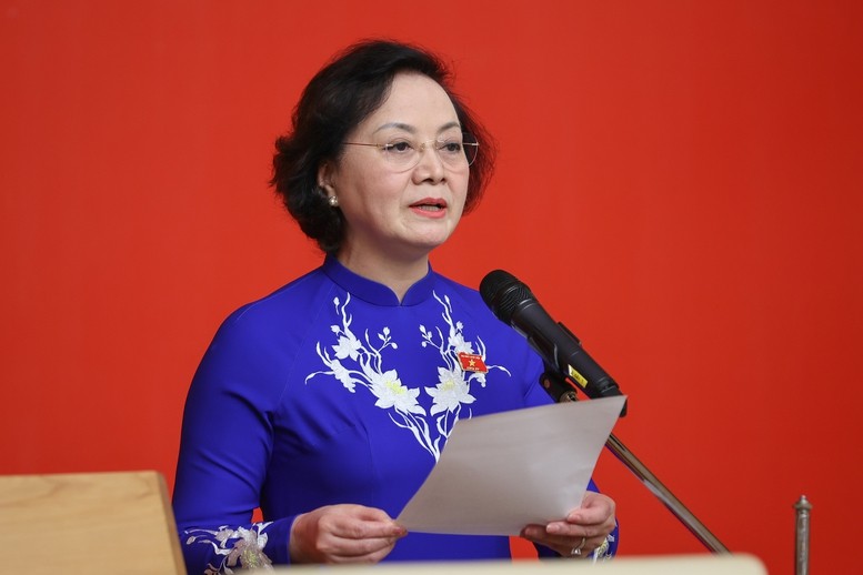 Thay mặt các đồng chí được bổ nhiệm phát biểu nhận nhiệm vụ, Phó Thủ tướng Phạm Thị Thanh Trà nêu rõ, các đồng chí được bổ nhiệm nhận thức sâu sắc rằng: Vinh dự càng lớn, trách nhiệm càng cao, danh dự là điều thiêng liêng, cao quý nhất của người cán bộ lãnh đạo, phụng sự Tổ quốc, phục vụ nhân dân là lẽ sống cao đẹp nhất - Ảnh: VGP/Nhật Bắc Thay mặt các đồng chí được bổ nhiệm phát biểu nhận nhiệm vụ, Phó Thủ tướng Phạm Thị Thanh Trà nêu rõ, các đồng chí được bổ nhiệm nhận thức sâu sắc rằng: Vinh dự càng lớn, trách nhiệm càng cao, danh dự là điều thiêng liêng, cao quý nhất của người cán bộ lãnh đạo, phụng sự Tổ quốc, phục vụ nhân dân là lẽ sống cao đẹp nhất - Ảnh: VGP/Nhật Bắc