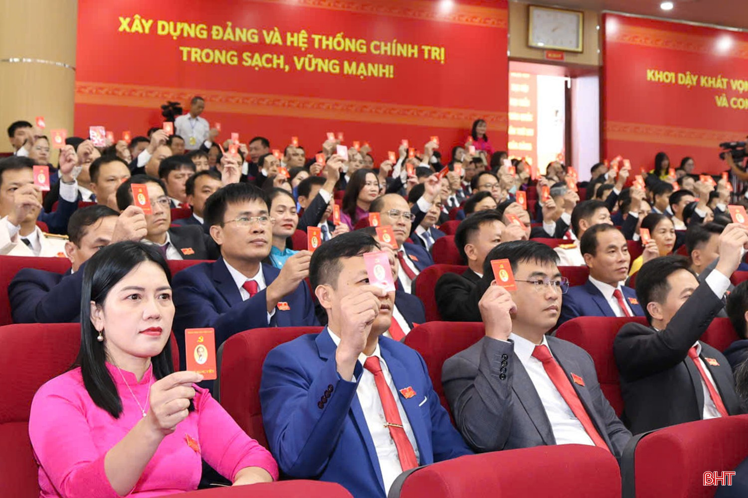 Đại biểu biểu quyết các nội dung xin ý kiến Đại hội. bqbht_br_99db261643f5c9ab90e4.jpg