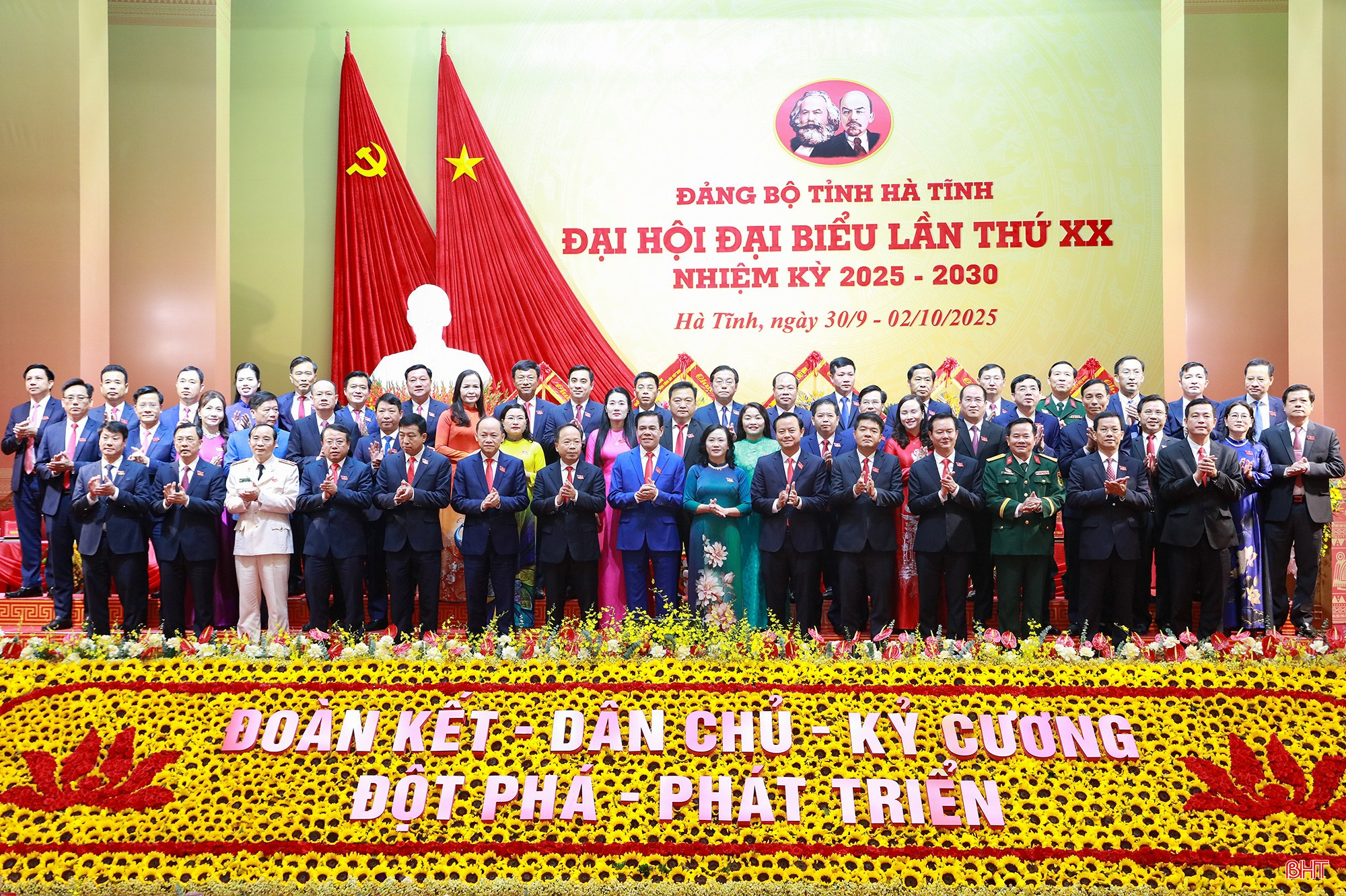 Ban Chấp hành Đảng bộ tỉnh Hà Tĩnh khóa XX nhiệm kỳ 2025 - 2030 ra mắt, nhận nhiệm vụ. bqbht_br_ra-mat-bch-ok-1.jpg