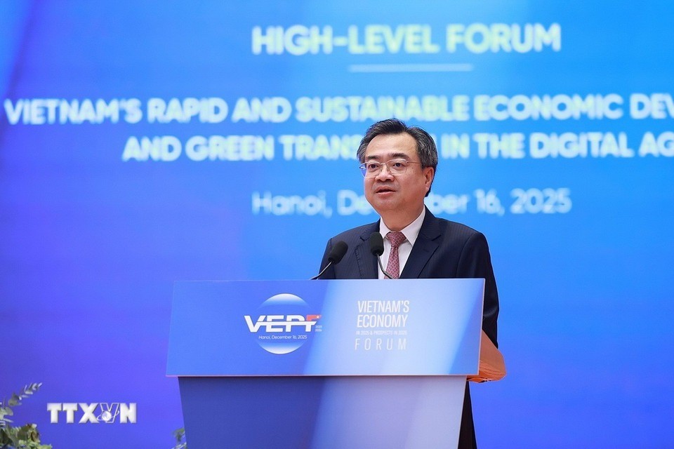 Nguyen Thanh Nghi, Head of the Central Committee's Policy and Strategy Department, delivers the opening remarks. Photo: VNA ttxvn-1612-thu-tuong-dien-dan-ki.jpg