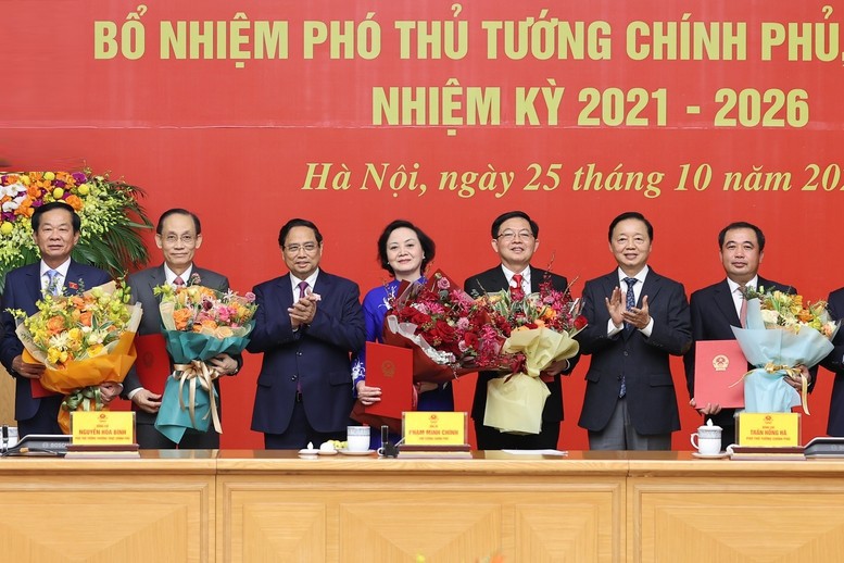 Thủ tướng trao quyết định và tặng hoa cho các Phó Thủ tướng và Bộ trưởng - Ảnh: VGP/Nhật Bắc img3839-17613663187801844041330-3969.jpg