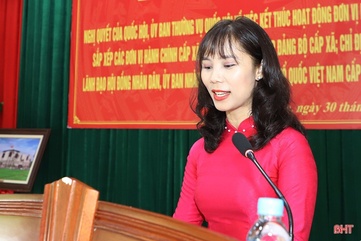 Bí thư Đảng ủy xã Đồng Tiến Nguyễn Thị Như Ngọc báo cáo quá trình sắp xếp đơn vị hành chính xã. bqbht_br_11.jpg