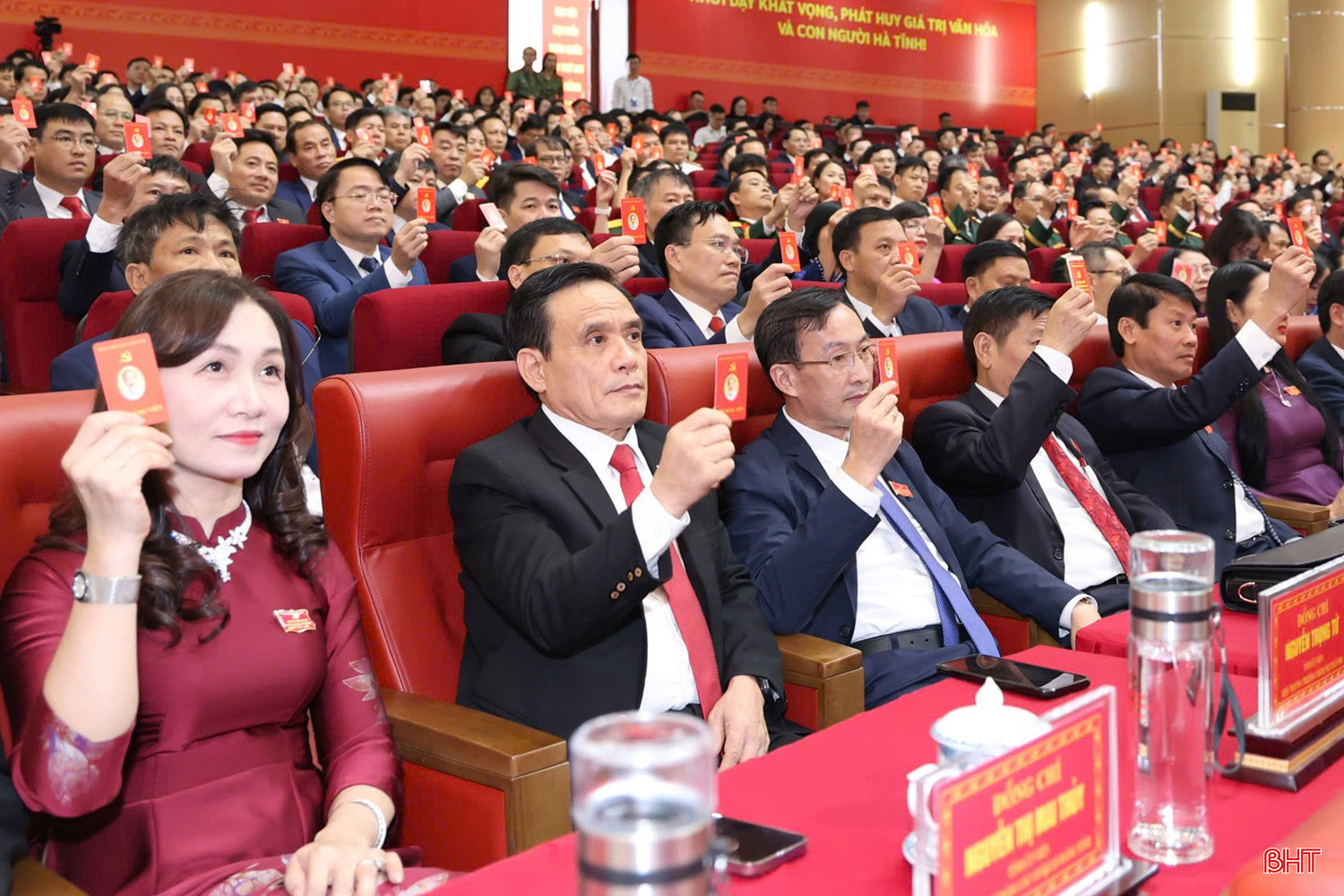 Đại biểu biểu quyết bầu Đoàn Chủ tịch, Đoàn Thư ký, Ban Thẩm tra tư cách đại biểu đại hội. bqbht_br_a56ca675c39649c81087.jpg