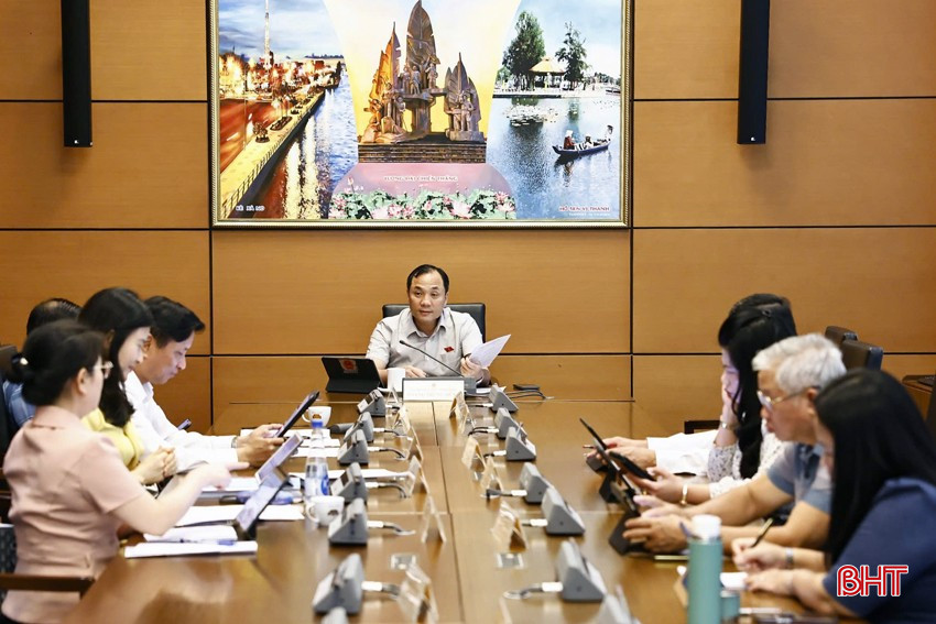 Phiên thảo luận tại tổ chiều 20/5. bqbht_br_z6620861084017-f5f3953519c3431a6d683a57d7627223-sao-chep.jpg