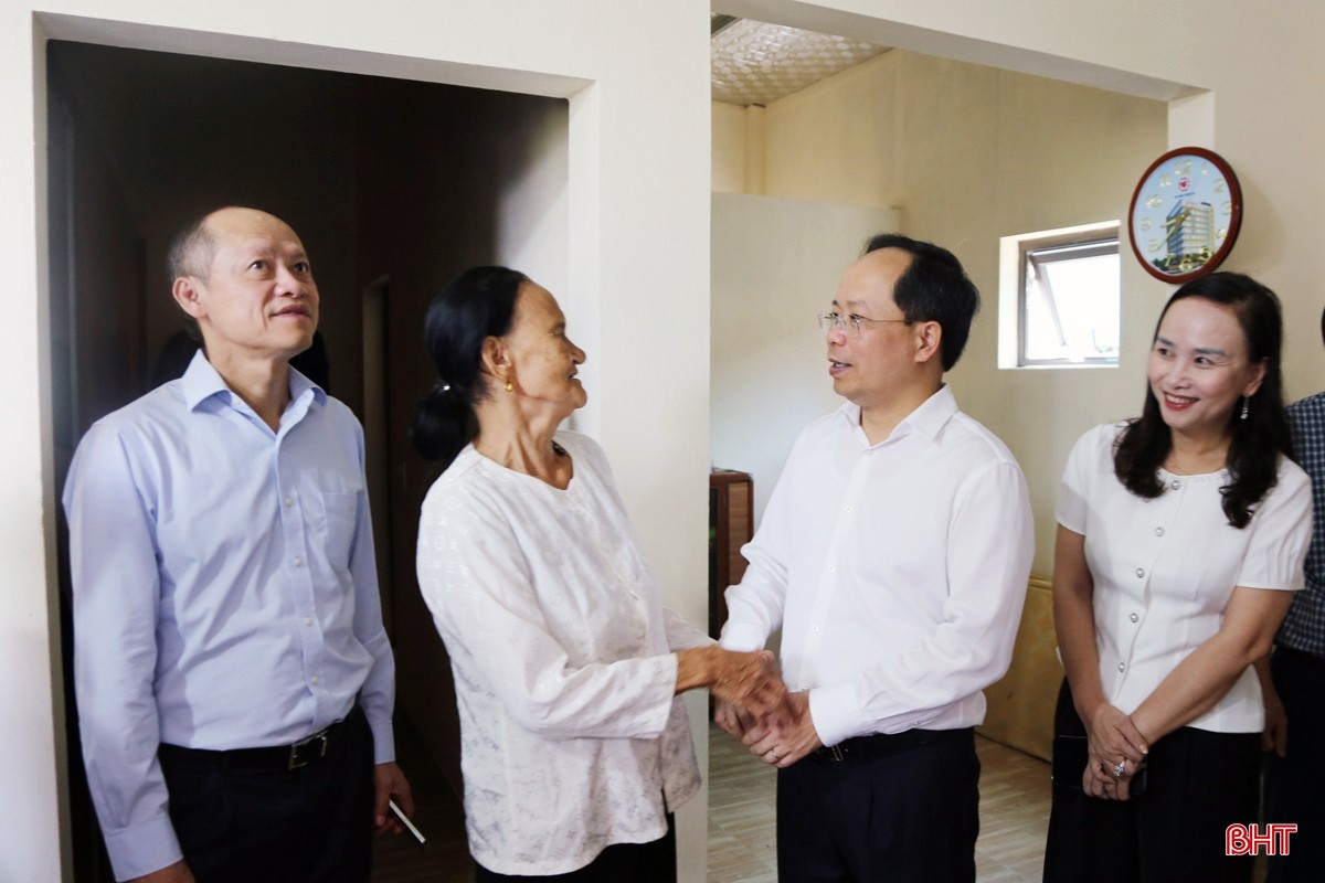 Bí thư Tỉnh ủy Nguyễn Duy Lâm và Phó Chủ tịch Thường trực UBND tỉnh Nguyễn Hồng Lĩnh chúc mừng gia đình bà Bùi Thị Thiên (thôn Đoài Duyệt, xã Vượng Lộc; nay thuộc xã Can Lộc) tại lễ khánh thành công trình nhà ở từ nguồn hỗ trợ của tỉnh và nguồn huy động xã hội hóa của địa phương, sự hỗ trợ của người thân, bà con lối xóm, diễn ra ngày 29/5/2025. image-4711.jpg