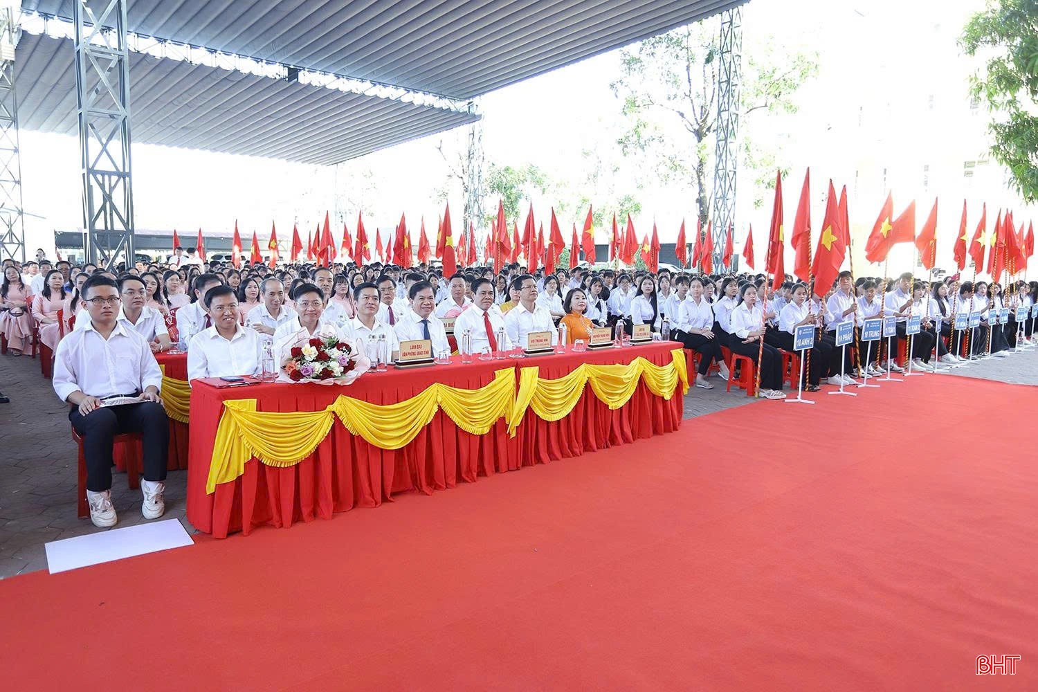 Chủ tịch UBND tỉnh Võ Trọng Hải và các đại biểu tham dự Lễ khai giảng tại điểm cầu Trường THPT Chuyên Hà Tĩnh. Chủ tịch UBND tỉnh Võ Trọng Hải và các đại biểu tham dự Lễ khai giảng tại điểm cầu Trường THPT Chuyên Hà Tĩnh.