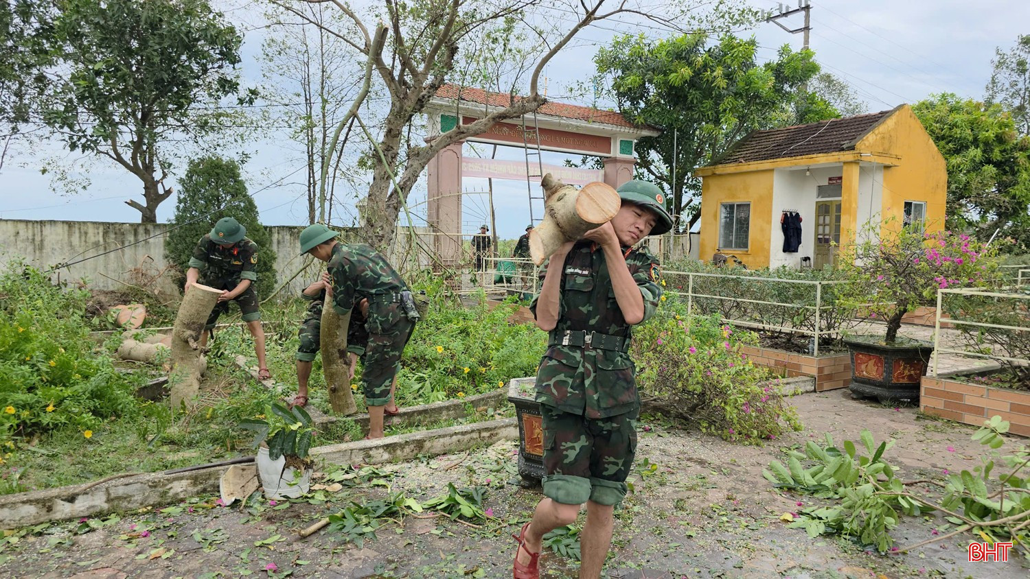 LLVT Hà Tĩnh hỗ trợ Trường Mầm non Xuân An dọn dẹp cây gãy đổ. bqbht_br_a3.jpg