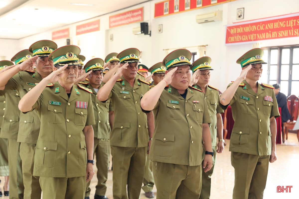 ... và đoàn cán bộ, chiến sĩ Công an Thủ đô Viêng Chăn dâng hoa, dâng hương tưởng niệm. bqbht_br_8.jpg