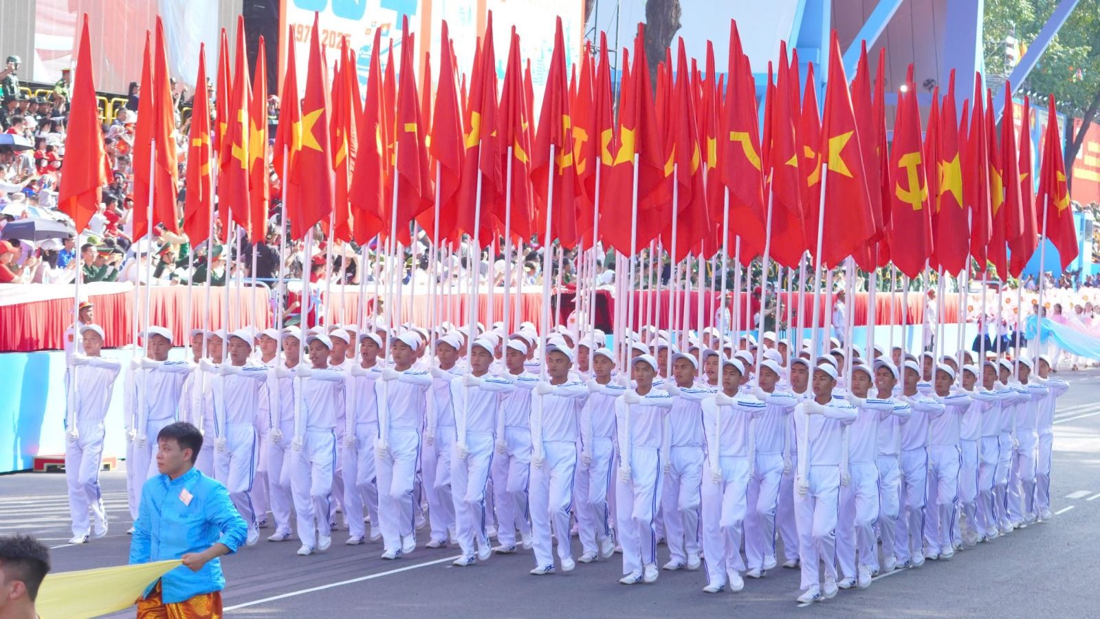 Khối cờ Đảng, cờ Tổ quốc.