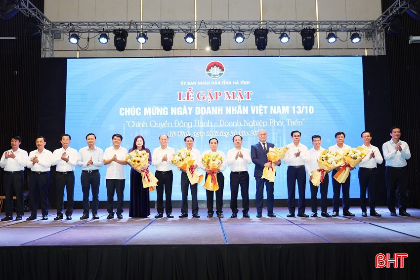 Tại buổi gặp mặt doanh nghiệp, doanh nhân tiêu biểu nhân Kỷ niệm 21 năm ngày Doanh nhân Việt Nam năm 2025 diễn ra ngày 10/10 vừa qua, các đồng chí lãnh đạo tỉnh đã tặng hoa chúc mừng các hội, hiệp hội doanh nghiệp trong tỉnh và tại Hà Nội, khu vực phía Nam. Tại buổi gặp mặt doanh nghiệp, doanh nhân tiêu biểu nhân Kỷ niệm 21 năm ngày Doanh nhân Việt Nam năm 2025 diễn ra ngày 10/10 vừa qua, các đồng chí lãnh đạo tỉnh đã tặng hoa chúc mừng các hội, hiệp hội doanh nghiệp trong tỉnh và tại Hà Nội, khu vực phía Nam.
