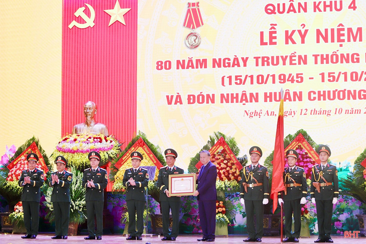 Thay mặt lãnh đạo Đảng và Nhà nước, Tổng Bí thư Tô Lâm đã trao tặng Huân chương Hồ Chí Minh cho Lực lượng vũ trang Quân khu 4. bqbht_br_image-2-9088.jpg