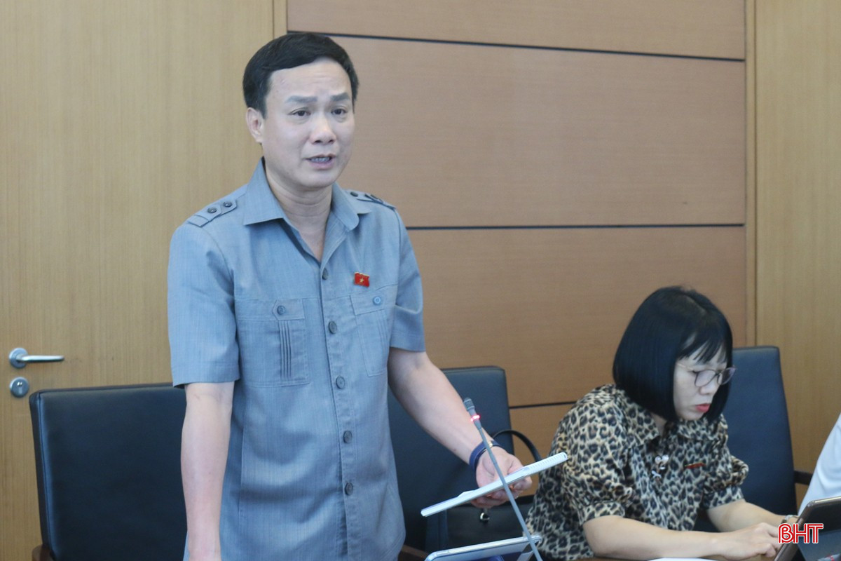 Đại biểu Triệu Thế Hùng (đoàn Hải Dương) cho rằng, cần xây dựng khung tiêu chí xác định người có tài năng; rà soát quy định xếp loại, đánh giá công chức, đảm bảo sự công bằng. bqbht_br_5trieuthehungchieu75.jpg