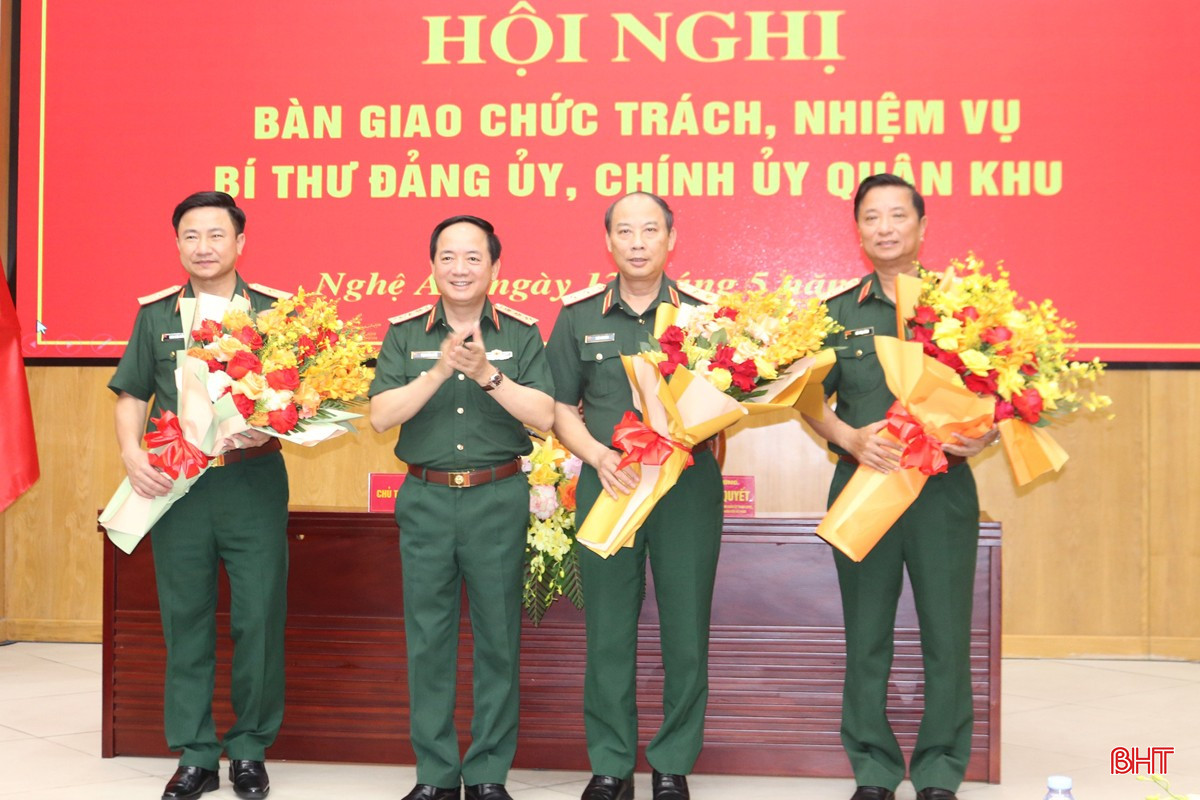 Thượng tướng Trịnh Văn Quyết - Chủ nhiệm Tổng cục Chính trị QĐND Việt Nam tặng hoa chúc mừng các đồng chí bàn giao và nhận bàn giao. bqbht_br_anh-8-thuong-tuong-trinh-van-quyet-chu-nhiem-tong-cuc-chinh-tri-qdnd-viet-nam-tang-hoa-chuc-mung.jpg