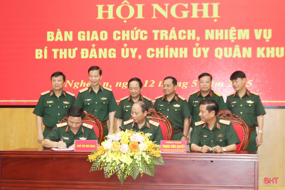 Thượng tướng Trịnh Văn Quyết - Chủ nhiệm Tổng cục Chính trị QĐND Việt Nam và các đại biểu chứng kiến ký kết biên bản bàn giao. bqbht_br_anh-7-thuong-tuong-trinh-van-quyet-chu-nhiem-tong-cuc-chinh-tri-qdnd-viet-nam-va-cac-dai-bieu-chung-kien-ky-ket-bien-ban-ban-giao.jpg