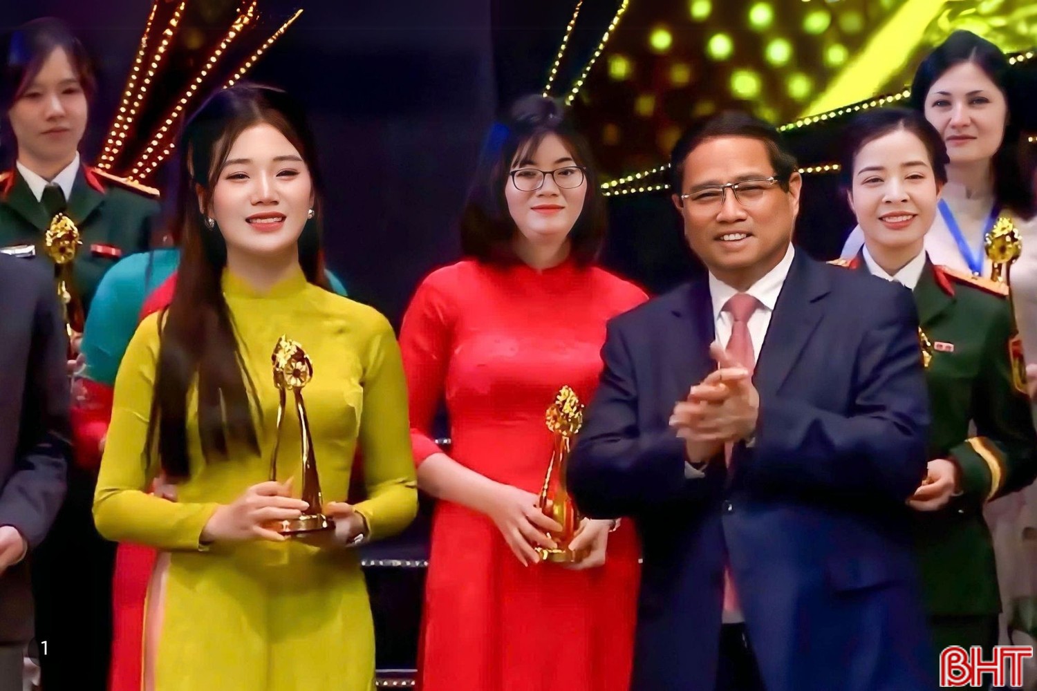 Thủ tướng Chính phủ Phạm Minh Chính trao Giải Vàng hạng mục phim tài liệu: "Trả nợ rừng xanh" cho PV Ngọc Khánh (Đài PTTH Hà Tĩnh, nay là Báo Hà Tĩnh) tại Liên hoan Truyền hình toàn quốc lần thứ 42 image-7.jpg