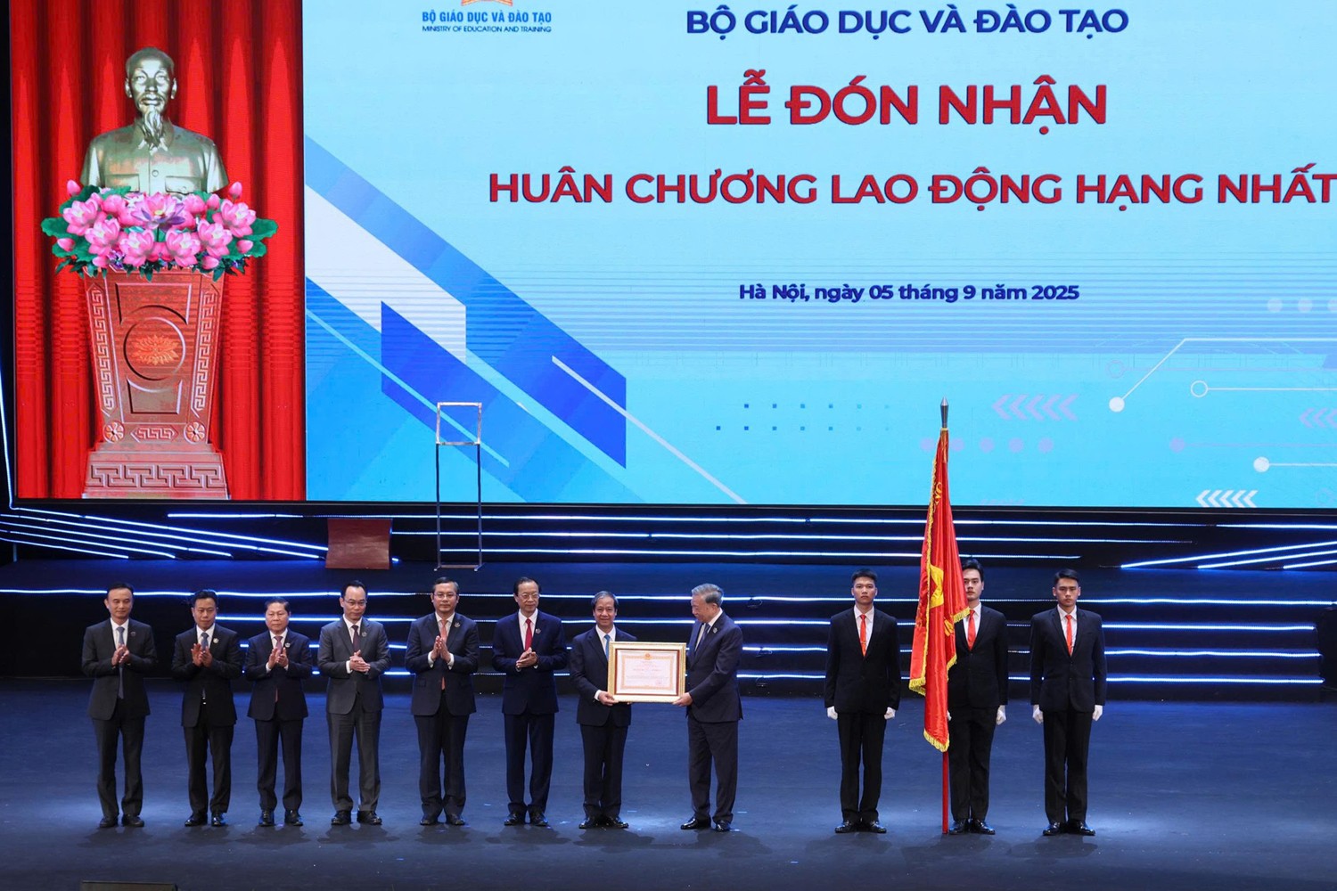 Tổng Bí thư Tô Lâm trao Huân chương Độc lập Hạng Nhất tặng Bộ Giáo dục và Đào tạo - Ảnh VGP/Đức Tuân hc.jpg