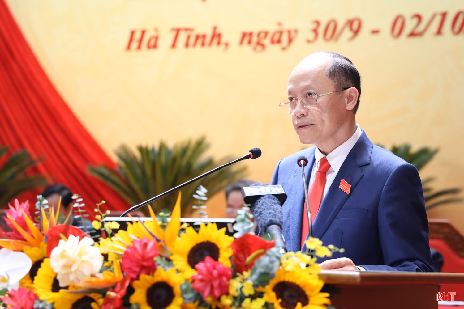 Phó Chủ tịch Thường trực UBND tỉnh Nguyễn Hồng Lĩnh trình bày phương án thành lập tổ thảo luận.