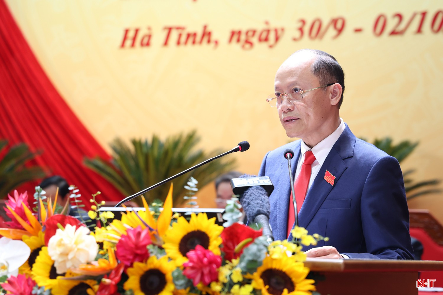 Phó Chủ tịch Thường trực UBND tỉnh Nguyễn Hồng Lĩnh trình bày phương án thành lập tổ thảo luận. bqbht_br_img-3014.jpg