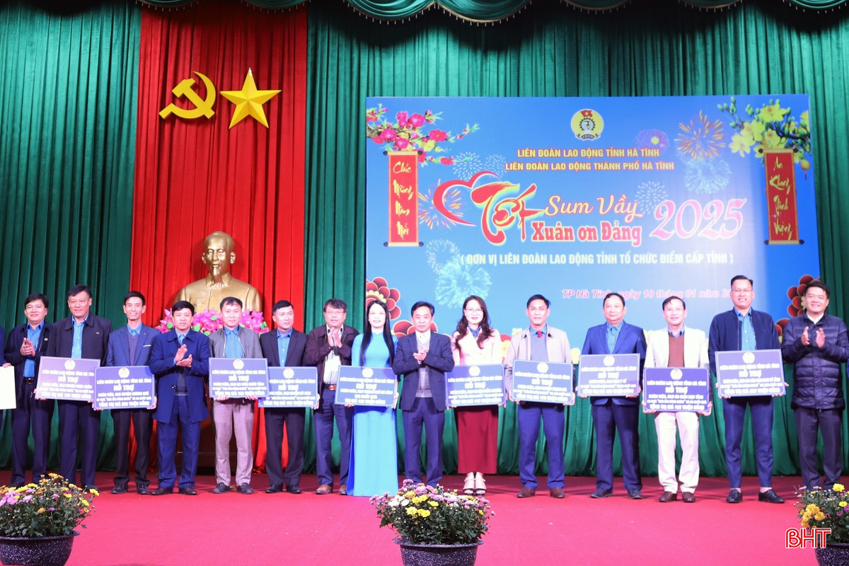 Lãnh đạo Tổng LĐLĐ Việt Nam, tỉnh Hà Tĩnh trao biểu trưng hỗ trợ nhà "Mái ấm công đoàn" và quà tết cho đại diện LĐLĐ các huyện, thị xã, thành phố. bqbht_br_img-7684.jpg