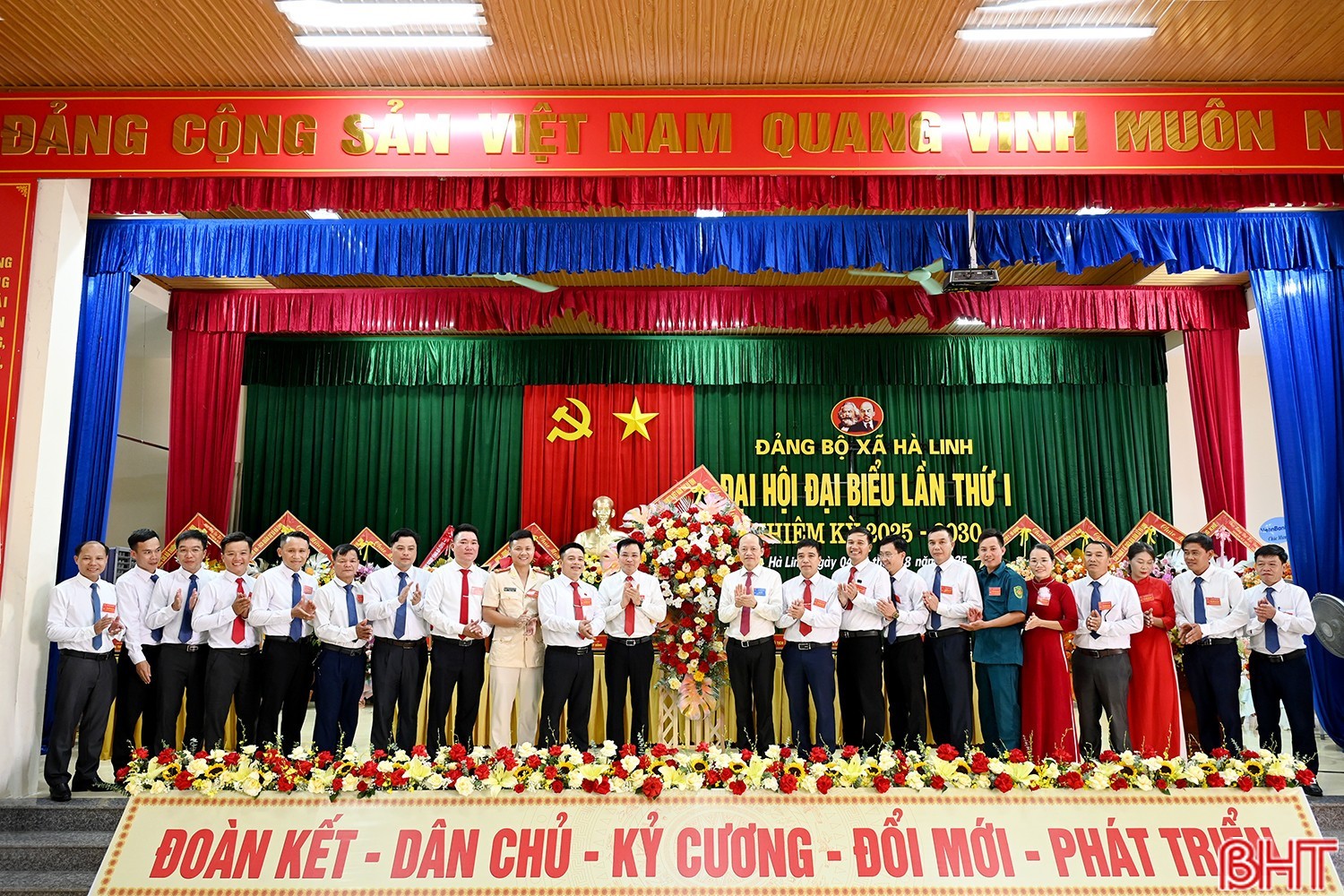 Phó Chủ tịch Thường trực UBND tỉnh Nguyễn Hồng Lĩnh tặng hoa chúc mừng Ban Chấp hành Đảng bộ xã Hà Linh. image-3.jpg