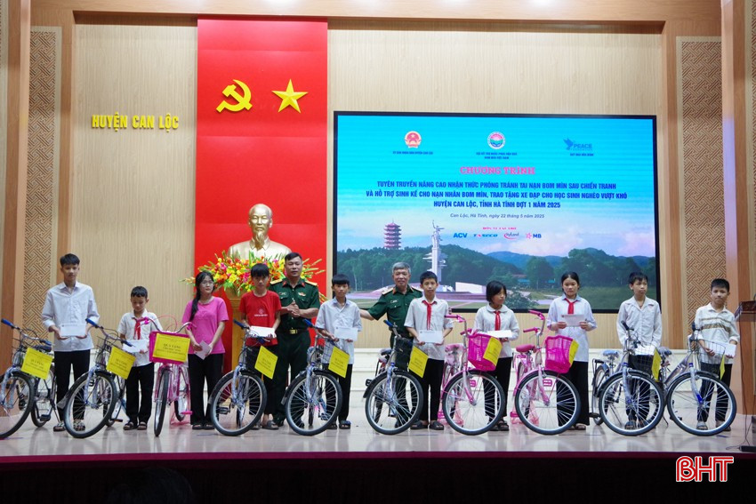 Trao xe đạp cho học sinh nghèo vượt khó. bqbht_br_4-6455.jpg