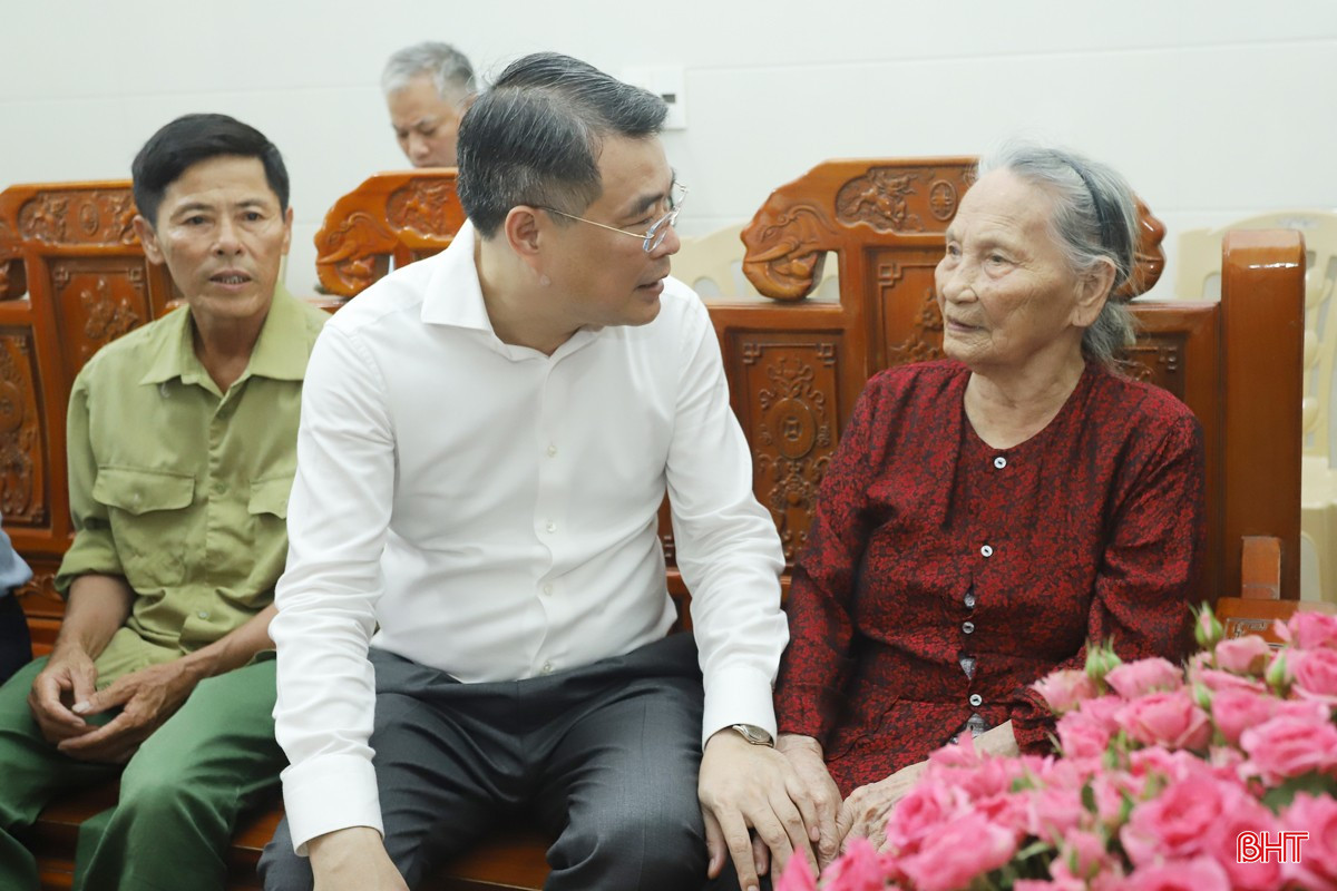 Đồng chí Lê Minh Hưng ân cần thăm hỏi sức khỏe Mẹ Việt Nam Anh hùng Trần Thị Đào, 95 tuổi, ở phường Thành Sen. bqbht_br_img-6774.jpg