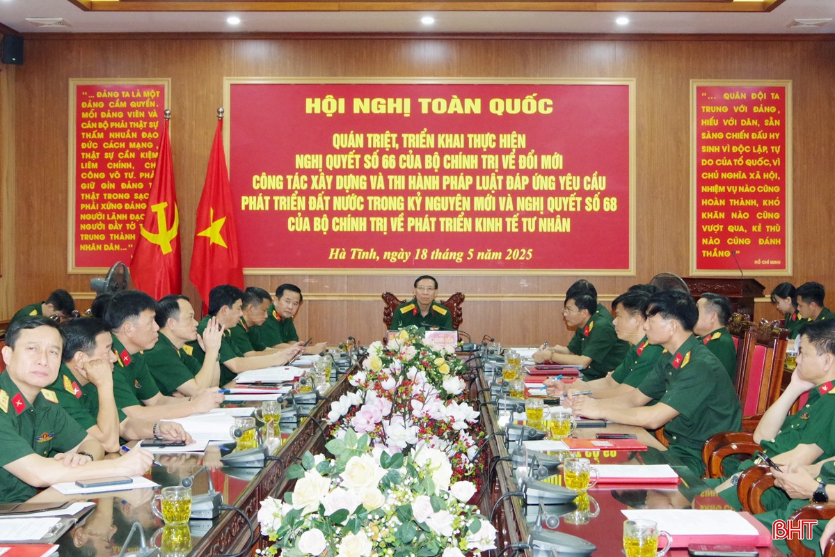 Đại biểu tham dự tại điểm cầu Bộ CHQS tỉnh. Ảnh: Trọng Sơn bqbht_br_1.jpg