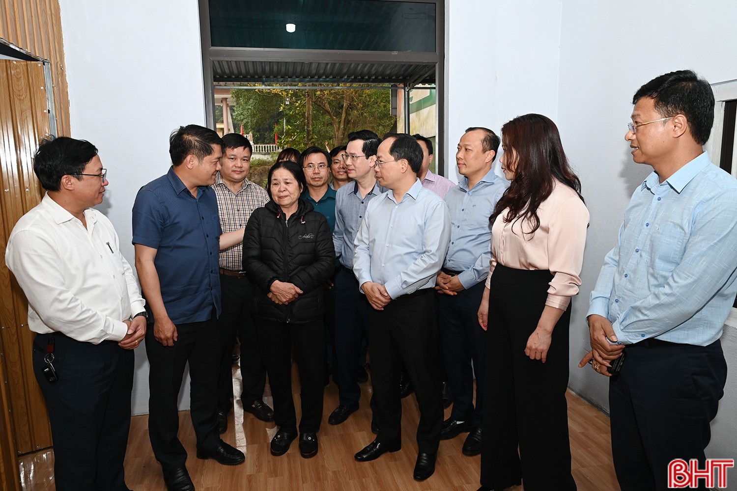 Bí thư Tỉnh ủy Nguyễn Duy Lâm và đoàn công tác trò chuyện với bà Nguyễn Thị Thành (thôn 5, xã Hà Linh, Hương Khê) trong ngày khánh thành công trình nhà ở. Bà Thành thuộc diện hộ nghèo, sống đơn thân trong căn nhà xập xệ, xuống cấp nghiêm trọng. a12.jpg