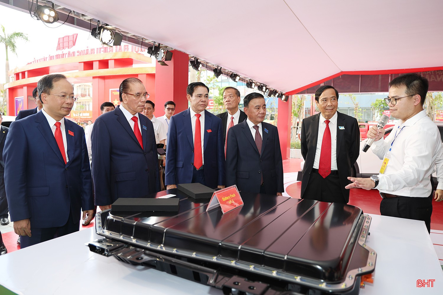 Các đồng chí lãnh đạo Đảng, nguyên lãnh đạo Đảng và đại biểu Trung ương, tỉnh Hà Tĩnh tham quan gian hàng trưng bày sản phẩm bên lề Đại hội. bqbht_br_tham-quan-2.jpg