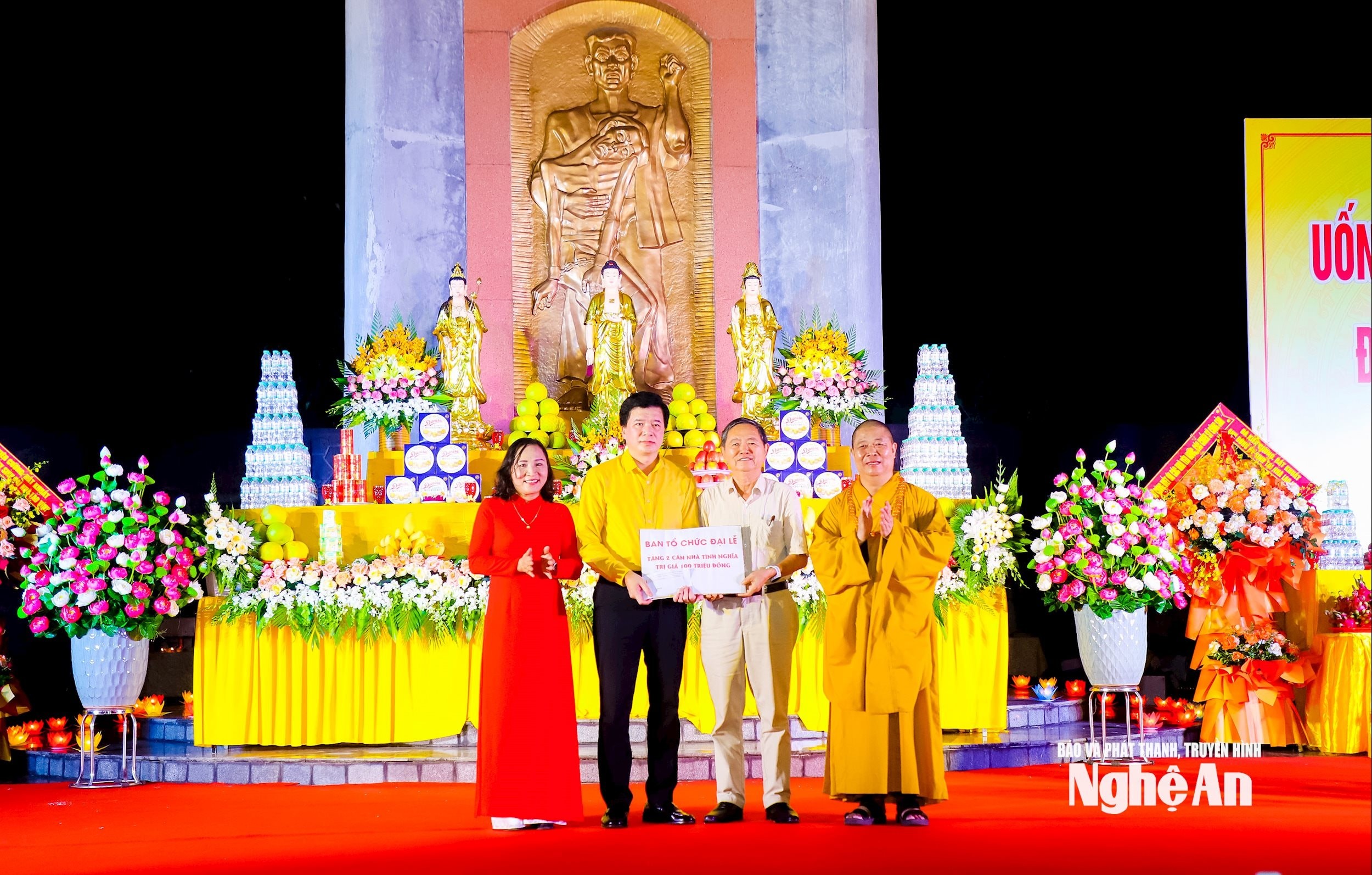Dịp này, Ban tổ chức tặng tỉnh Nghệ An 100 triệu đồng xây dựng 2 căn nhà tình nghĩa. Ảnh: Thành Duy Dịp này, Ban tổ chức tặng tỉnh Nghệ An 100 triệu đồng xây dựng 2 căn nhà tình nghĩa. Ảnh: Thành Duy