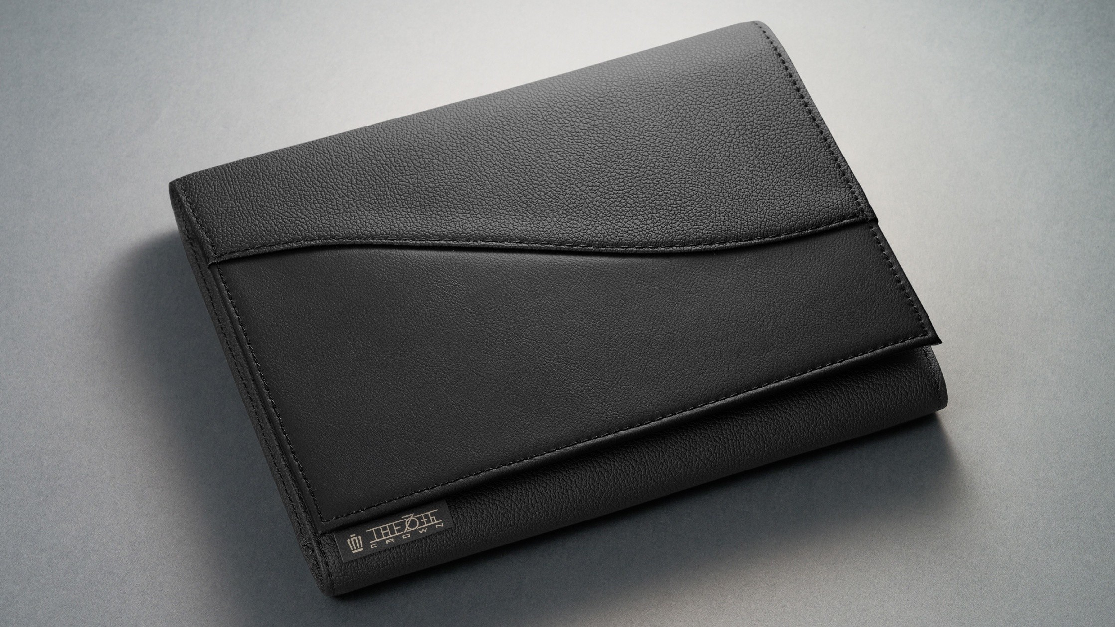 Huy hiệu Crown "The 70th" cũng xuất hiện trên cần số trong suốt, bảng taplo, ốp chìa khóa, đèn chiếu logo mặt đất, phụ kiện đi kèm...