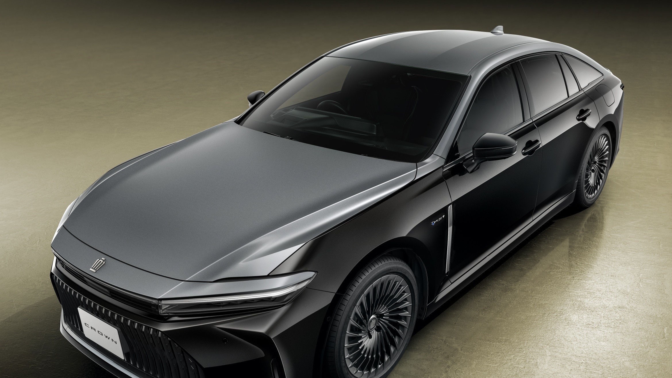 Toyota Crown Special Edition Z "The 70th" có 2 tùy chọn màu sơn bạc Precious Metal/trắng Precious White Pearl hoặc bạc Precious Metal/đen Precious Black Pearl.