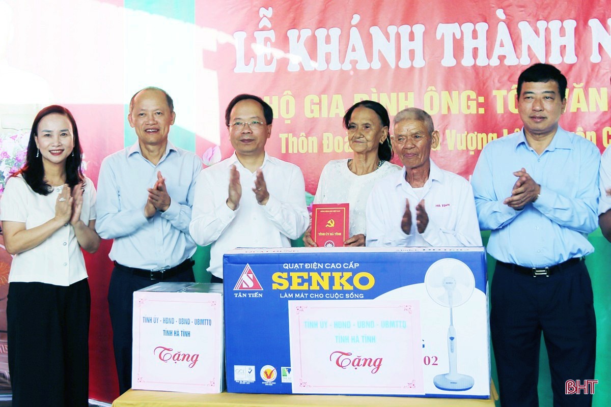 Bí thư Tỉnh ủy và đoàn công tác tặng quà cho gia đình ông bà Tuấn Thiên. 8a-8333.jpg