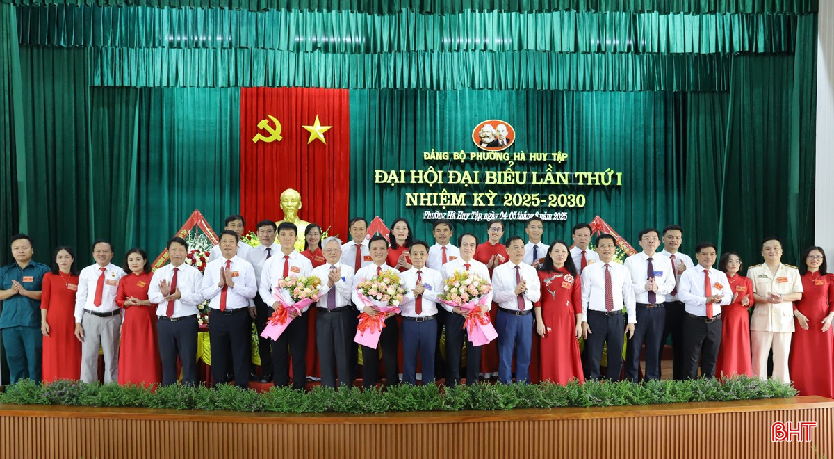 GS-TS Tạ Ngọc Tấn – Phó chủ tịch Thường trực Hội đồng Lý luận Trung ương, Phó Bí thư Thường trực Tỉnh ủy Trần Thế Dũng và đại biểu tặng hoa chúc mừng Ban Chấp hành nhiệm kỳ mới. bqbht_br_hht.jpg