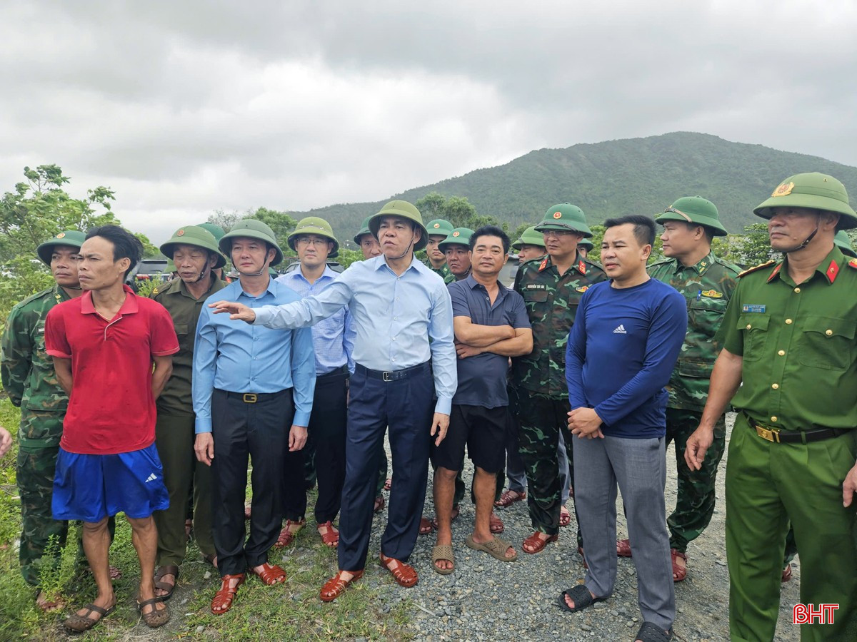 Sáng nay (28/9), Chủ tịch UBND tỉnh Võ Trọng Hải và Phó Chủ tịch UBND tỉnh Trần Báu Hà đã đến kiểm tra công tác vận hành tại hồ Kẻ Gỗ (xã Cẩm Duệ). bqbht_br_c404912d20e4aabaf3f5.jpg