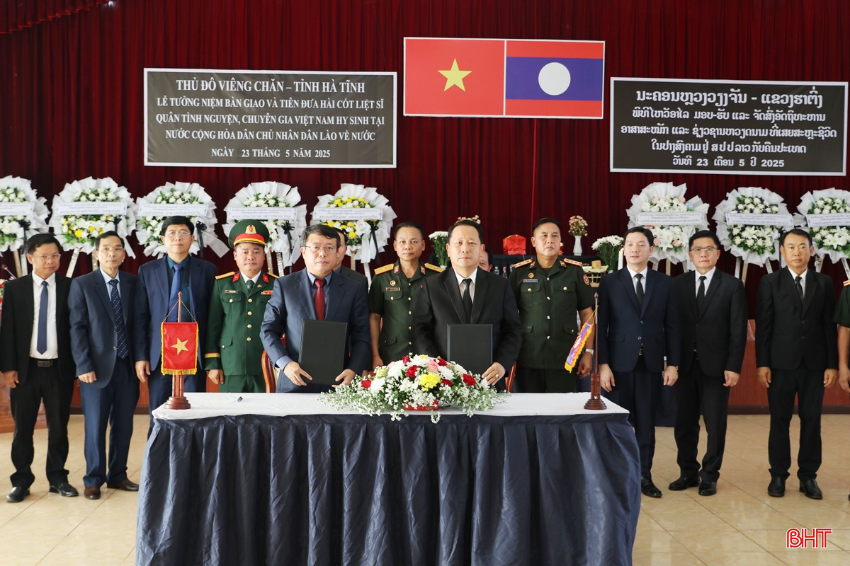 Lãnh đạo tỉnh Hà Tĩnh và Thủ đô Viêng Chăn trao biên bản bàn giao hài cốt liệt sỹ. bqbht_br_13.jpg