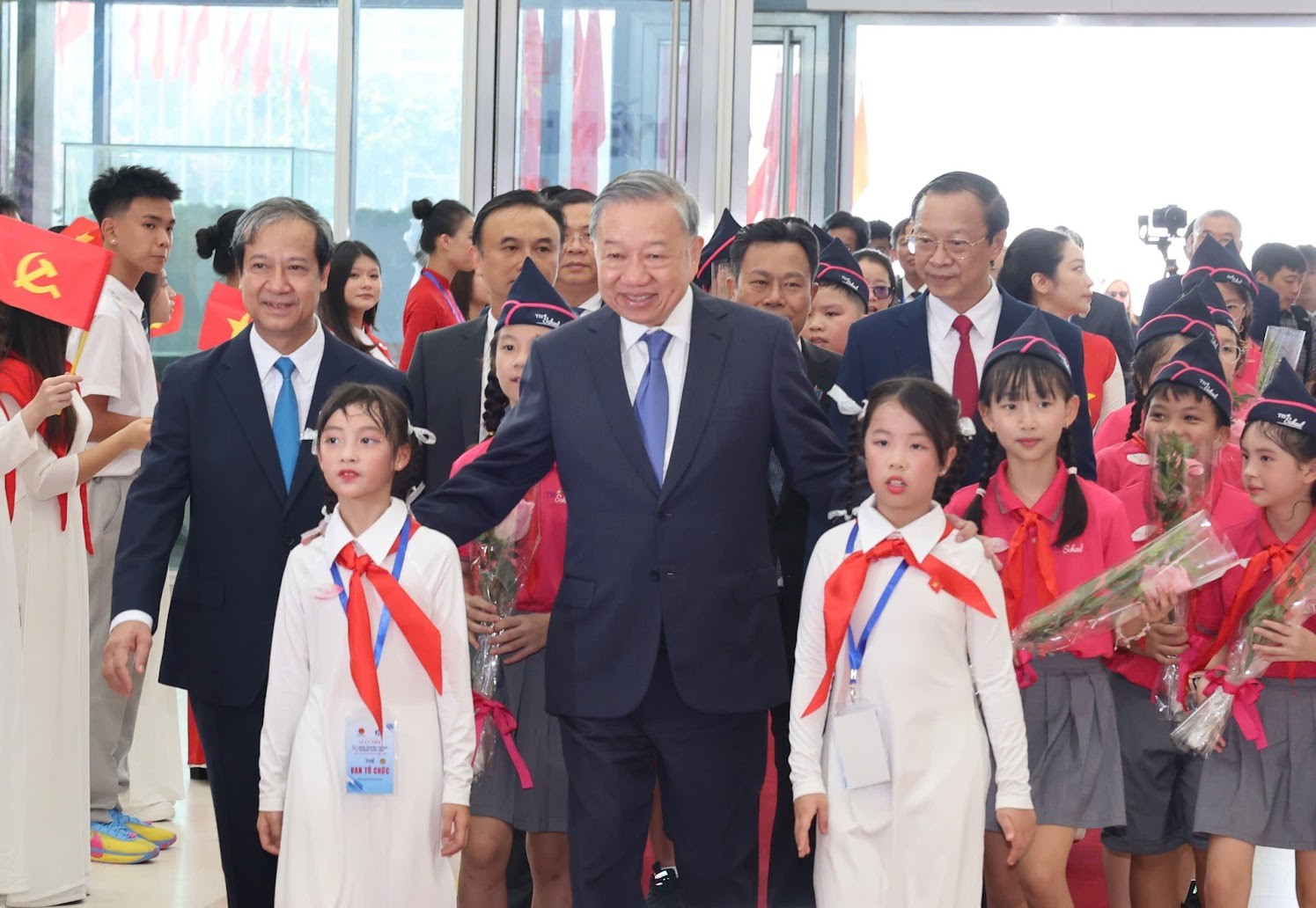 Tổng Bí thư Tô Lâm cùng các đồng chí lãnh đạo Bộ Giáo dục và Đào tạo và các em học sinh dự lễ khai giảng - Ảnh: VGP/Nhật Bắc db2.jpg