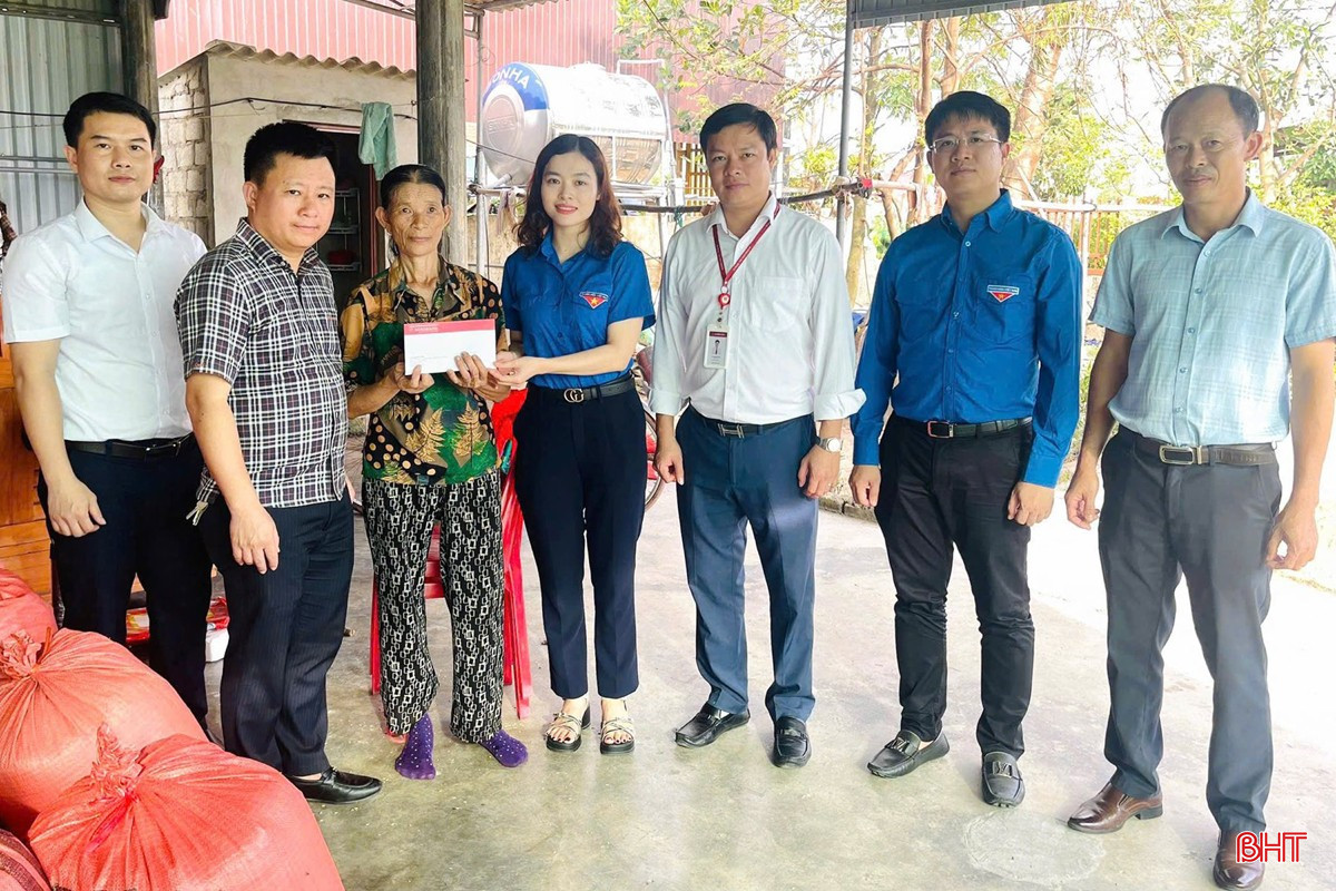 Tỉnh đoàn Hà Tĩnh và Ngân hàng Agribank chi nhánh Hà Tĩnh II trao tặng quà cho người dân bị ảnh hưởng của bão số 5. bqbht_br_nhung-mon-qua-duoc-tinh-doan-ha-tinh-va-ngan-hang-agribank-chi-nhanh-ha-tinh-ii-trao-tang-da-tao-dong-luc-cho-nguoi-dan.jpg