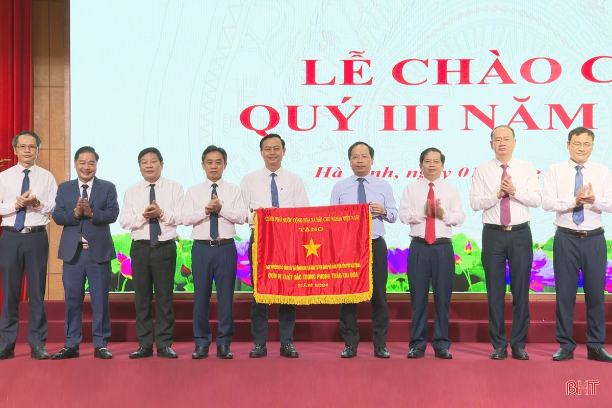 Bí thư Tỉnh ủy Nguyễn Duy Lâm và Phó Bí thư Thường trực Tỉnh ủy Trần Thế Dũng trao Cờ thi đua xuất sắc của Chính phủ cho Ban Tuyên giáo Tỉnh ủy - nay là Ban Tuyên giáo và Dân vận Tỉnh ủy. bqbht_br_12345.jpg