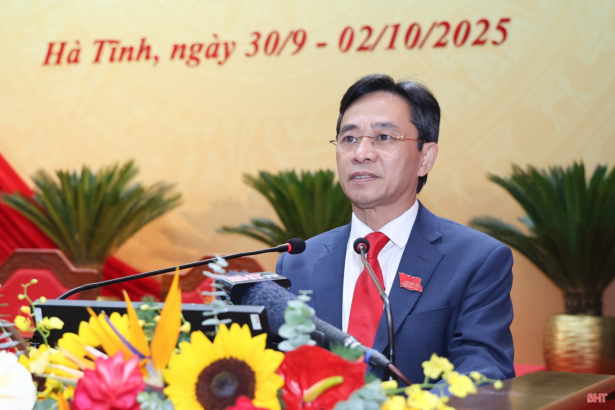 Đồng chí Trần Thế Dũng - Phó Bí thư Thường trực Tỉnh ủy trình bày Báo cáo kiểm điểm của Ban Chấp hành Đảng bộ tỉnh khóa XIX. image.jpg