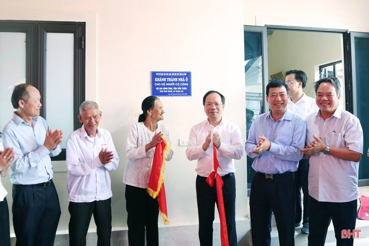 Lãnh đạo tỉnh thực hiện nghi thức khánh thành nhà ở cho gia đình ông Tôn Văn Tuấn - bà Bùi Thị Thiên. img-9613a.jpg