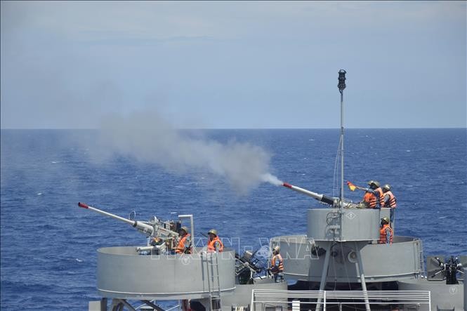 Bộ tư lệnh Vùng 2 Hải quân tổ chức huấn luyện để luôn sẵn sàng hoàn thành mọi nhiệm vụ được giao; bảo vệ vững chắc chủ quyền biển, đảo của Tổ quốc. Ảnh: TTXVN