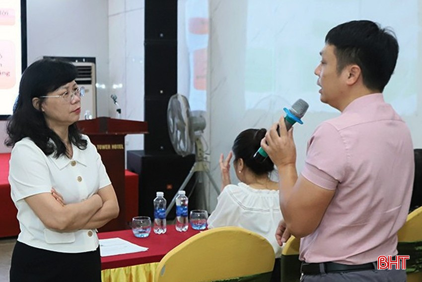 Đại diện doanh nghiệp thảo luận với PGS.TS Trần Thị Thúy Lâm - Trưởng bộ môn Luật lao động, Khoa Pháp luật kinh tế, Trường Đại học Luật Hà Nội về vướng mắc liên quan đến kiến thức pháp luật về lao động và Luật BHXH. bqbht_br_k14.jpg