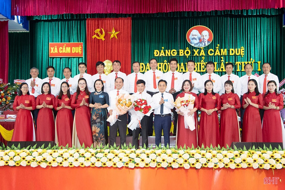 Lãnh đạo tỉnh tặng hoa chúc mừng BCH Đảng bộ xã Cẩm Duệ nhiệm kỳ mới. bqbht_br_image-2.jpg