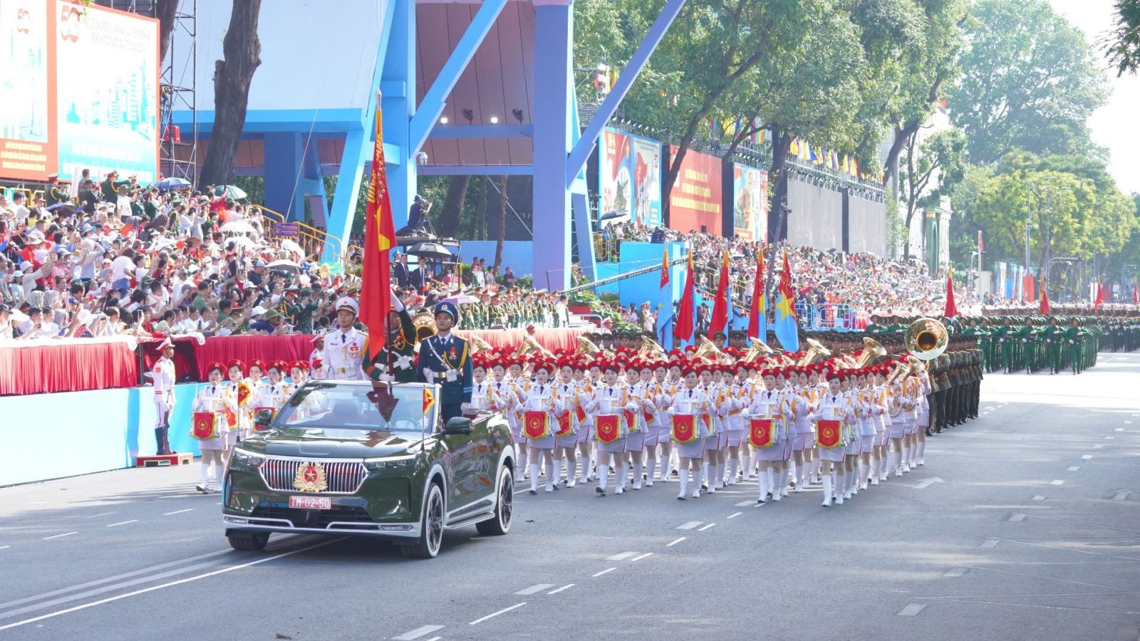 Đội xe tiêu binh dẫn đường.