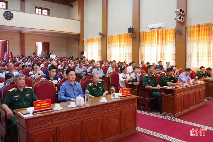 Trung tướng Phạm Ngọc Khóa - Phó Chủ tịch thường trực Hội hỗ trợ khắc phục hậu quả bom mìn Việt Nam và đại biểu tham dự chương trình. bqbht_br_2.jpg