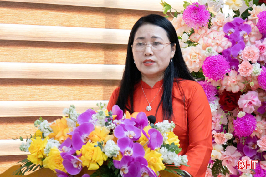 Đồng chí Ngô Thị Hoài Nam - Phó Giám đốc Sở Ngoại vụ đọc báo cáo chính trị trình đại hội. bqbht_br_111.png